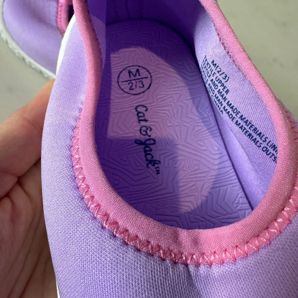 NWOT Cat & Jack Kids Water Shoes, size 2/3